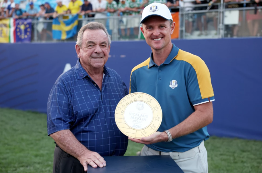 Justin Rose (r) vom Team Europa posiert mit Tony Jacklin nach der Verleihung des Nicklaus-Jacklin Awards an Rose im Anschluss an die Einzelspiele des Ryder Cup 2023 im Marco Simone Golf Club am 01. Oktober 2023 in Rom, Italien. (Foto: Patrick Smith/Getty Images)