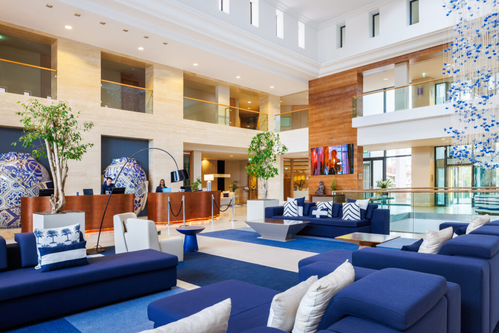 Die Lobby des Hilton Vilamoura setzt einen ersten stylischen Akzent beim Ankommen.