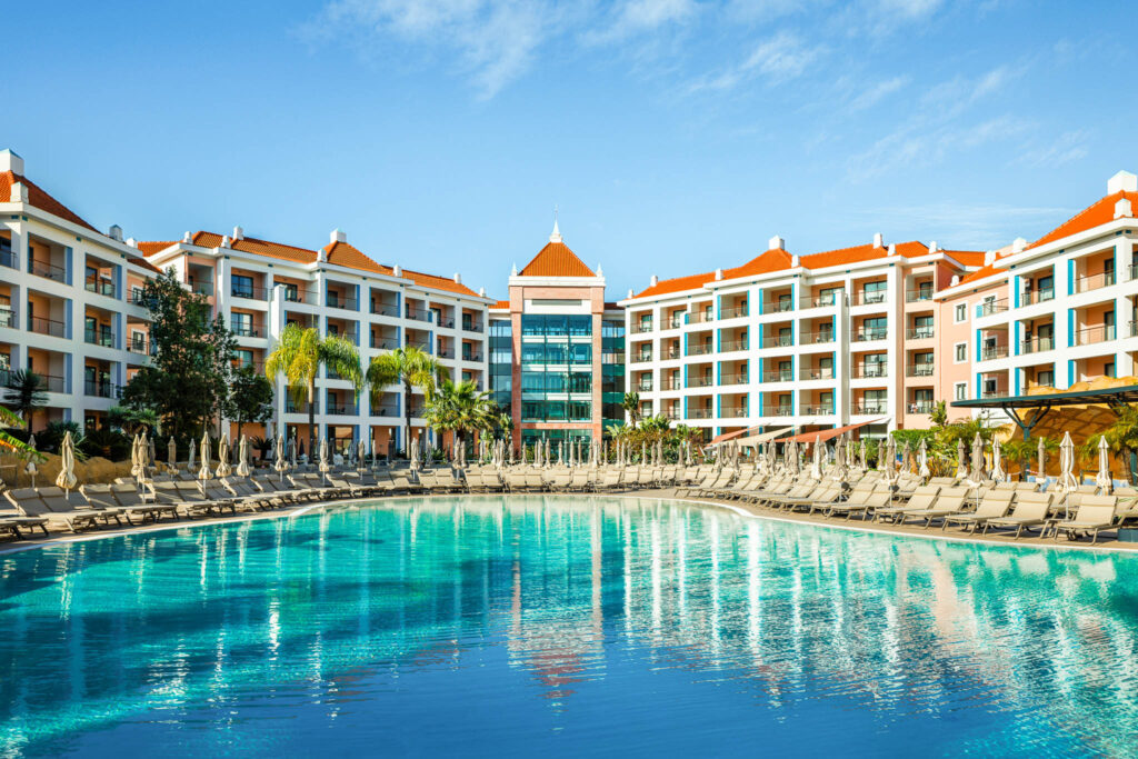 Bei der Pool-Landschaft im Hilton Vilamoura überlegt man kurz, ob man überhaupt ans Meer muss, obwohl das Shuttle dorthin nur wenige Minuten braucht.
