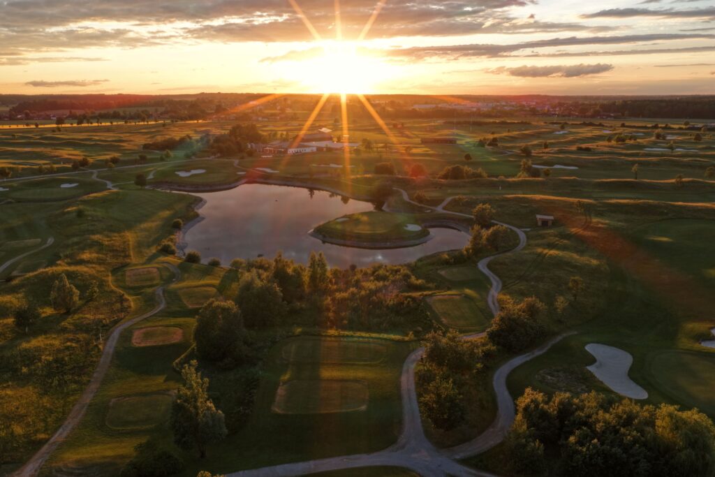 Golf Valley, der Golfclub Garmisch-Partenkirchen und der Wittelsbacher Golfclub bündeln ihre Kräfte. Der neu gegründete Premium Club Circle bietet Mitgliedern künftig Zugang zu drei Spitzenanlagen – ohne zusätzliches Greenfee.