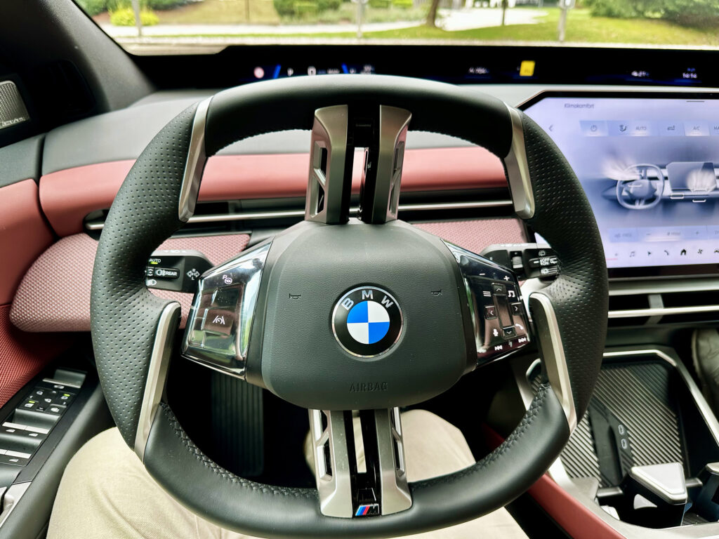 Das Lenkrad des BMW iX3
