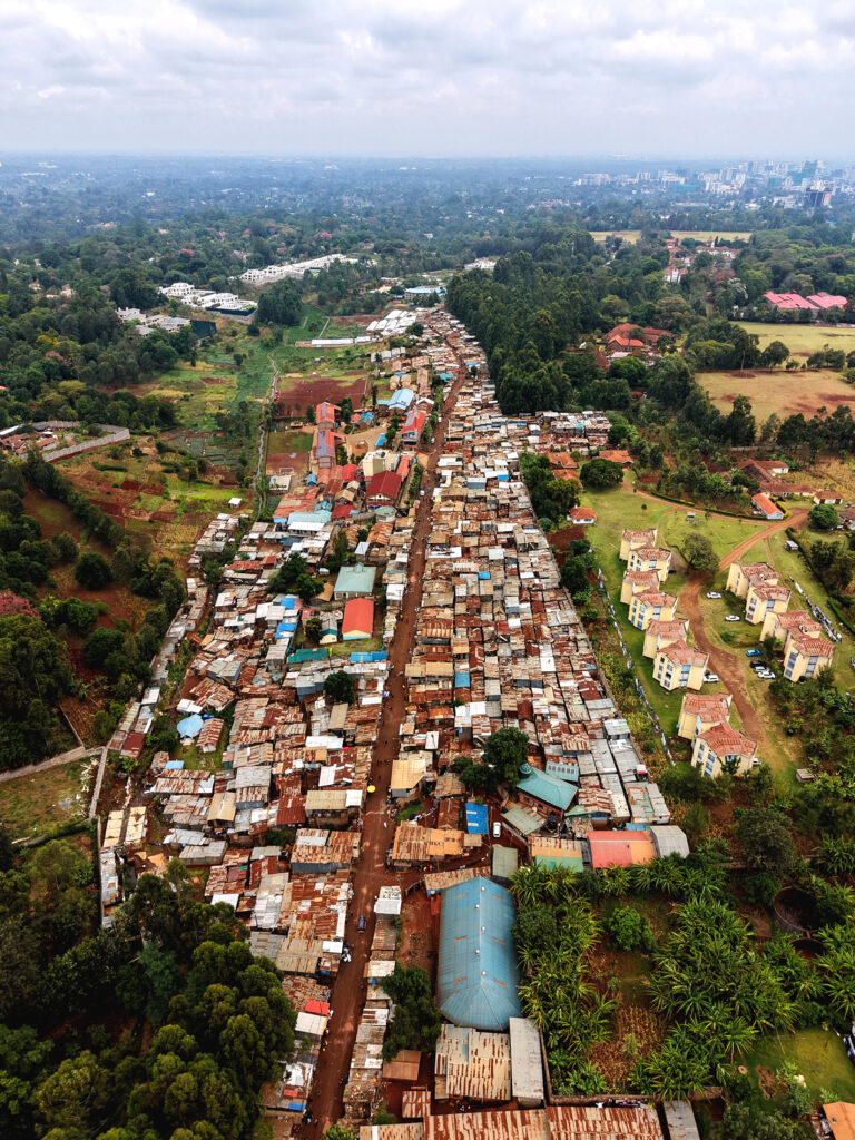 Slumsiedlungen in Nairobi, Kenia, sind das Zuhause von Hunderttausenden. Viele kรคmpfen tรคglich ums รberleben.