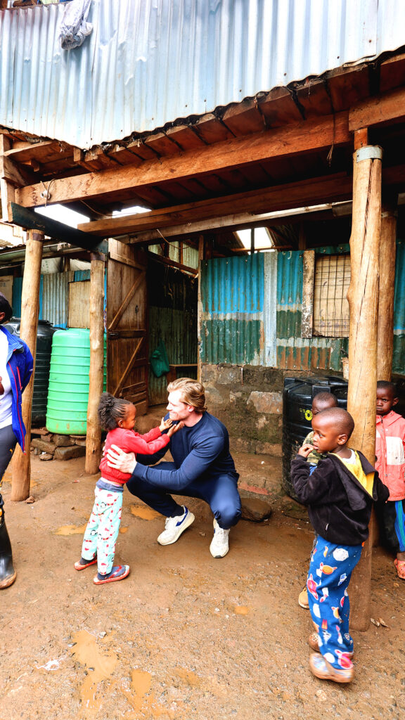 Max Kieffer und Caddy Takashi Ohagen mit Straรenkindern in Nairobi, Kenia. Das Projekt soll weiterwachsen: von aktuell acht auf zwanzig betreute Kinder.