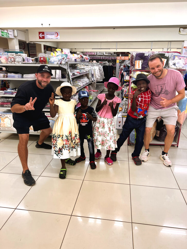Max Kieffer und Caddy Takashi Ohagen mit Straรenkindern in Nairobi. Das Projekt soll weiterwachsen: von aktuell acht auf zwanzig betreute Kinder.